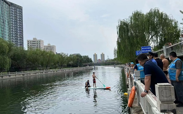 尽管河道边安装了警示标牌，但仍有市民涉险下水.jpg