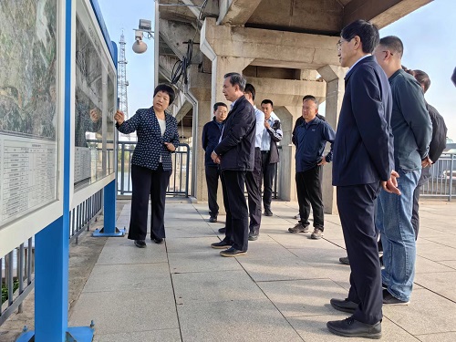 听取汇报.jpg