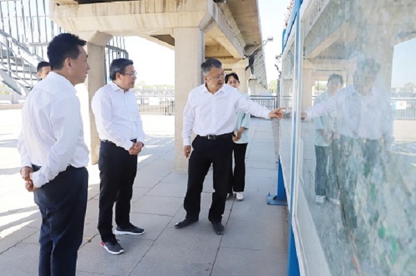 2 实地查看永定河卢沟桥分洪枢纽.jpg