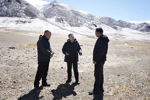 1李国英在唐古拉山脉主峰格拉丹东雪山西南侧调研.jpg