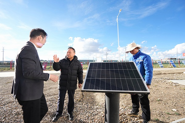 李国英在那曲市调研农牧区供水运行设施3.jpg