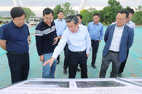 1在永定河卢三段堤防现场听汇报.jpg