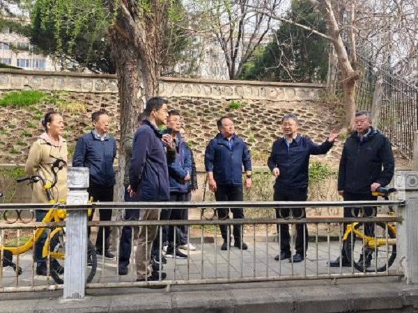 局领导带队骑行调研南护城河步道连通工程