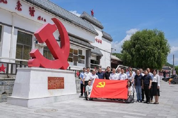 局领导参加深入贯彻中央八项规定精神学习教育联合党日活动