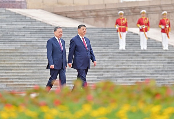 8 8月19日，中共中央总书记、国家主席习近平在北京人民大会堂同来华进行国事访问的越共中央总书记、国家主席苏林举行会谈。这是会谈前，习近平在人民大会堂东门外广场为苏林举行欢迎仪式。新华社记者 岳月伟 摄.jpg