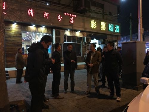 市水政监察大队持续开展整治向雨水篦子排污专项执法检查1.jpg