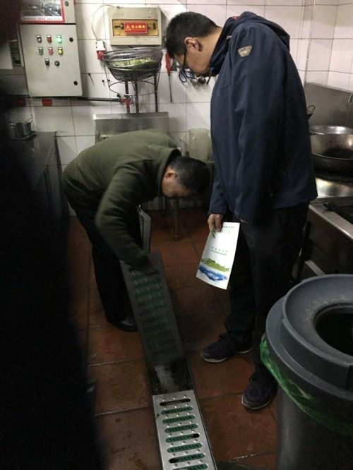 市水政监察大队持续开展整治向雨水篦子排污专项执法检查2.jpg