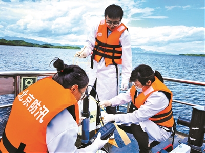 密云水库工作人员取水样进行水质监测.jpg