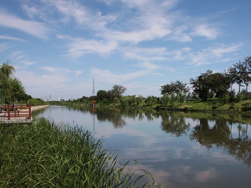 清河风光优美水面河道景观蓝天白云+水景观+水环境.jpg