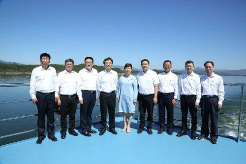 登船合影.png