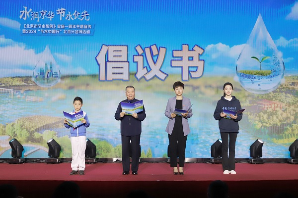 5市民代表宣读倡议书.jpg 5市民代表宣读倡议书.jpg