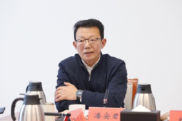 2潘安君讲话.jpg 2潘安君讲话.jpg