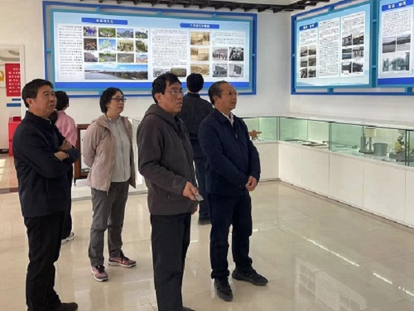 参观展览室.jpg 参观展览室.jpg