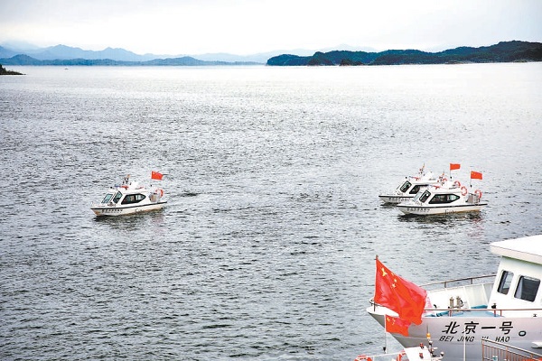 密云水库综合执法大队启动2024年安全整治百日行动，集中对水库一级保护区及上游河道开展地毯式大排查、大清理。本报记者 和冠欣摄.jpg